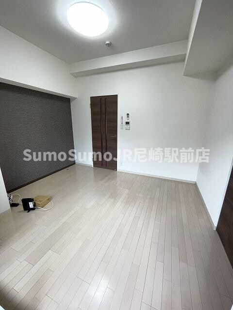 物件内観写真14　(ゆったりとした居間です)