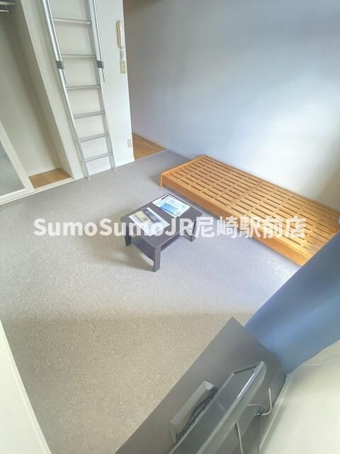 物件内観写真4　(こちらの居間で趣味の時間をお楽しみください)