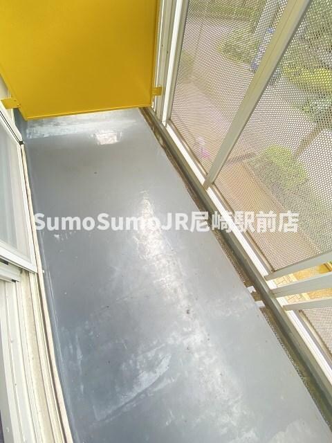 物件内観写真8　(暖かな日差しのふりそそぐバルコニー)