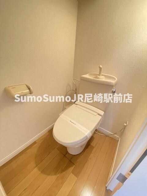 物件内観写真10　(落ち着いた色調のトイレです)