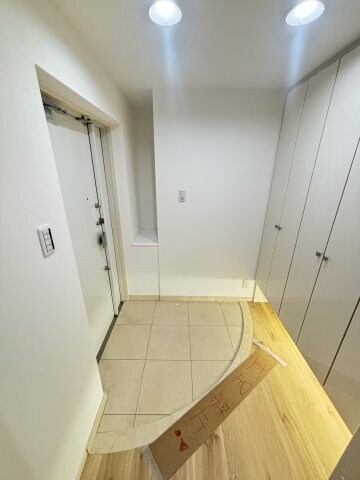 物件内観写真4　(明るい玄関です)