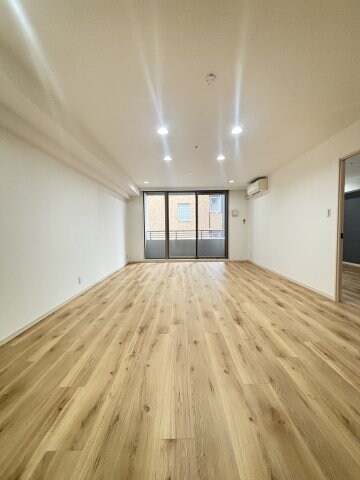 物件内観写真5　(こちらのリビングで趣味の時間をお楽しみください)