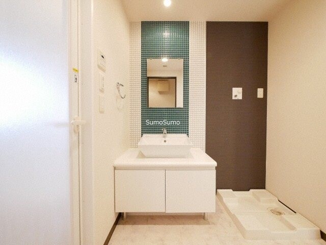 物件内観写真12　(独立洗面台、朝の身支度には欠かせません)