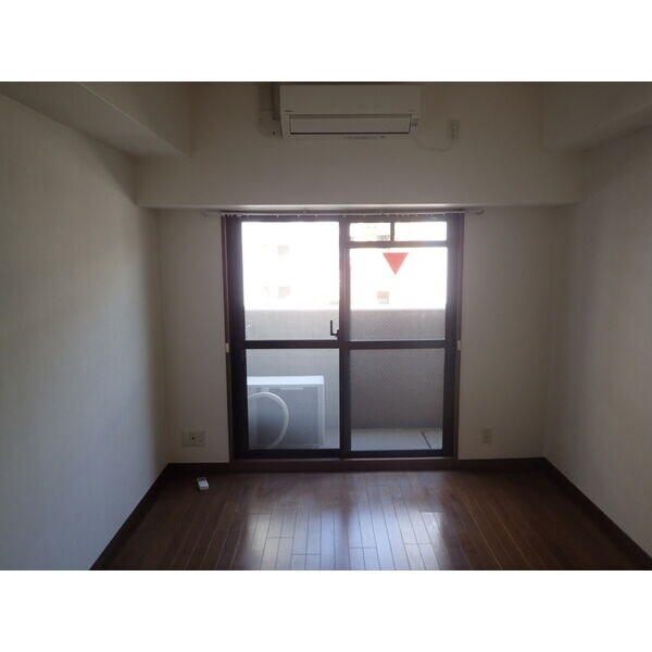 物件内観写真4　(ゆったり過ごせる居間です)