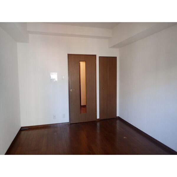 物件内観写真6　(開放的な寝室です)