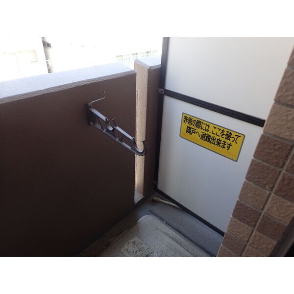 物件内観写真8　(お洗濯にも便利なバルコニー付き)