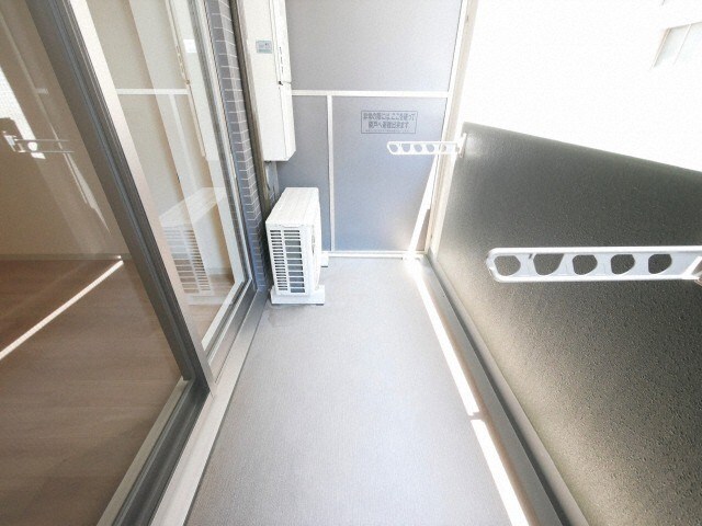 物件内観写真9　(暖かな日差しのふりそそぐバルコニー)
