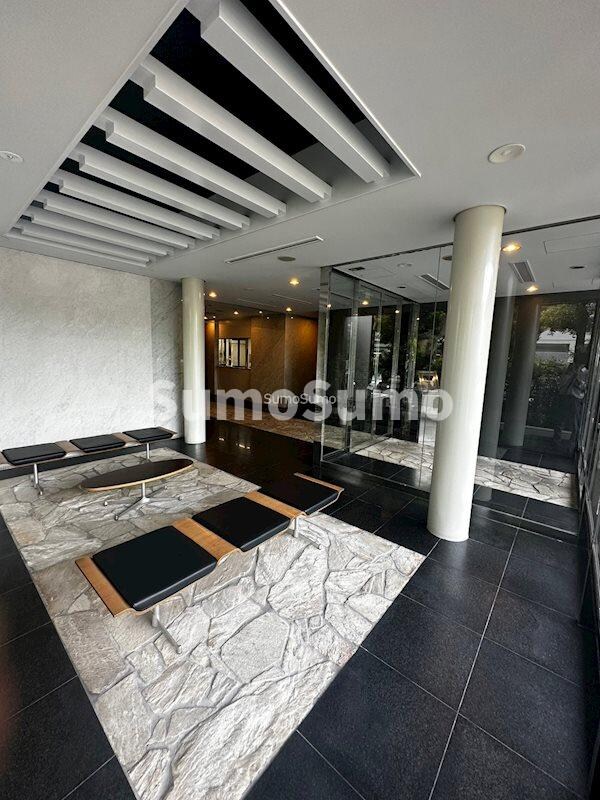 物件外観写真4　(ゆとりのあるロビーです)