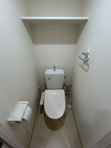 物件内観写真8　(ゆったりとした空間のトイレです)