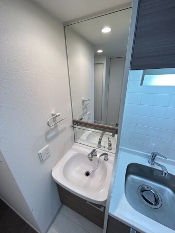 物件内観写真9　(広い洗面スペース)