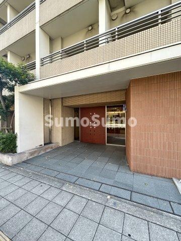 物件外観写真2　(落ち着いたエントランスです)