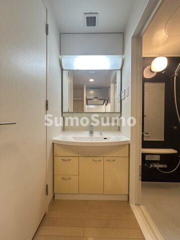 物件内観写真12　(明るい洗面所です)