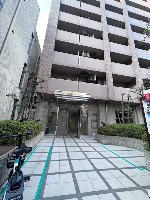 物件外観写真2　(落ち着いたエントランスです)