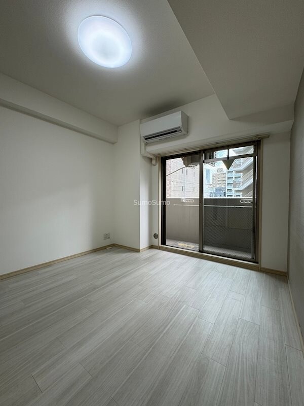 物件内観写真7　(広くて明るい寝室)