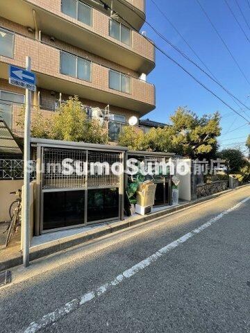 物件外観写真2　(落ち着いたエントランスです)