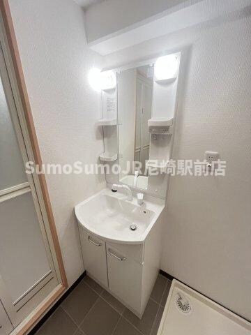 物件内観写真11　(独立洗面台、朝の身支度には欠かせません)