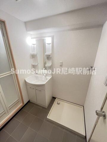 物件内観写真14　(ゆったりとスペースのある洗面所)