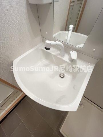 物件内観写真16　(広い洗面スペース)