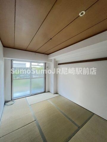 物件内観写真24　(こちらの居間で趣味の時間をお楽しみください)