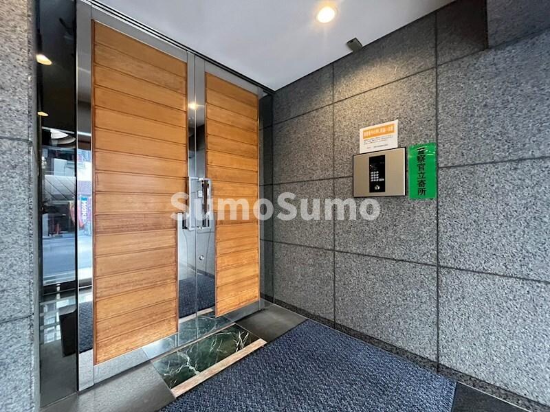 物件外観写真2　(落ち着いたエントランスです)