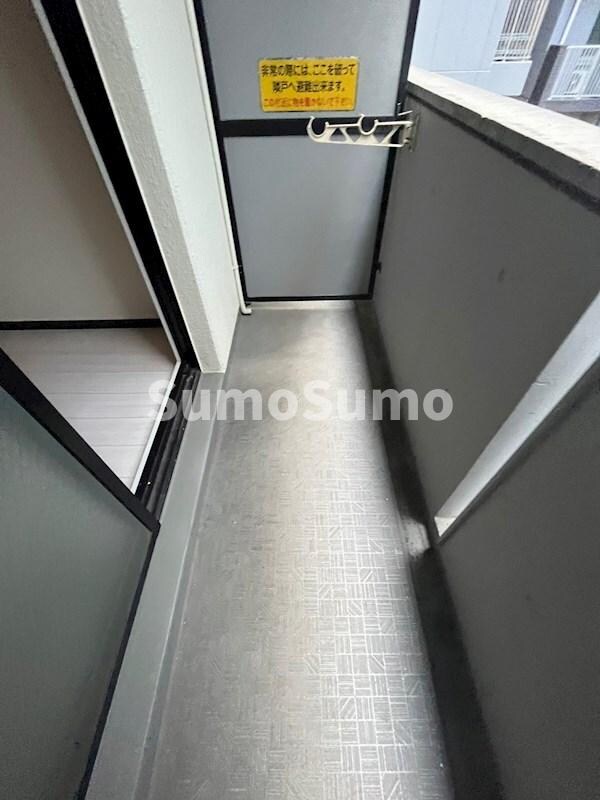 物件内観写真9　(開放的で明るい空間を演出してくれるバルコニーです)