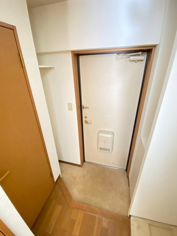 物件内観写真5　(収納もある玄関です)