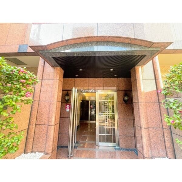 物件外観写真2　(ゆとりのあるエントランスです)