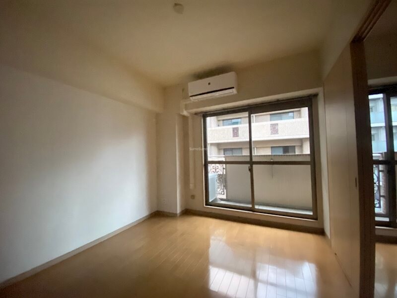 物件内観写真6　(落ち着いた色調の寝室です)