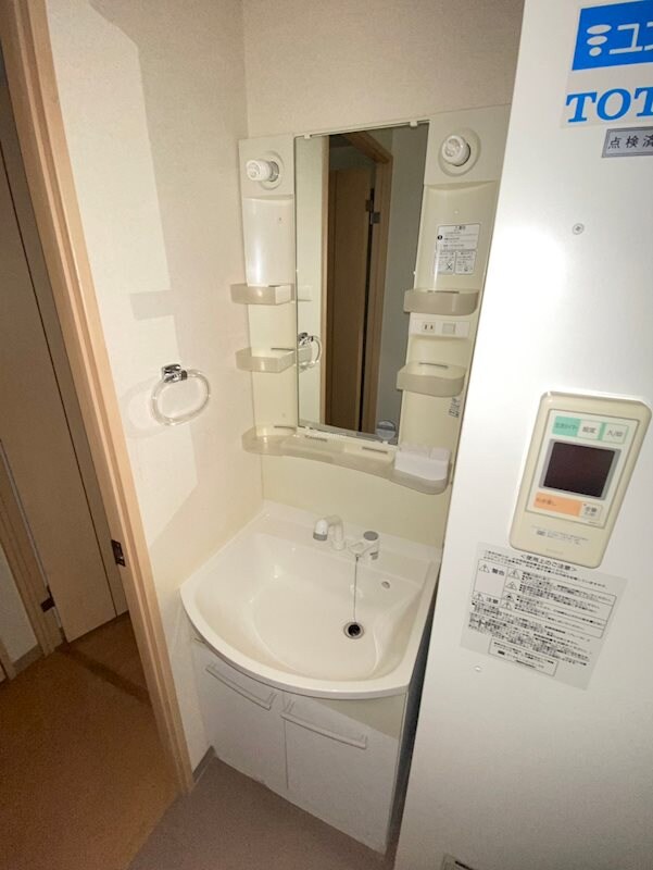 物件内観写真10　(広い洗面スペース)