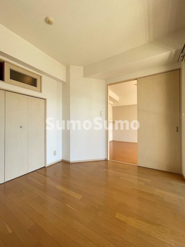 寝室(落ち着いて過ごせるお部屋なので、寝室にいかがでしょうか)
