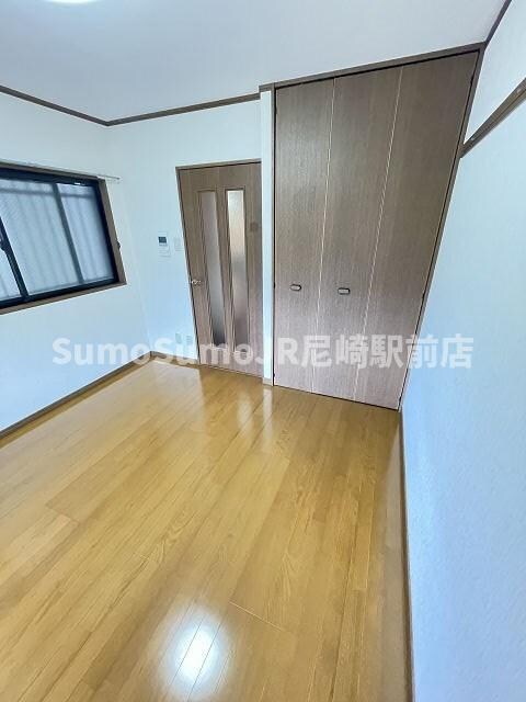 物件内観写真8　(落ち着いた色調の寝室です)