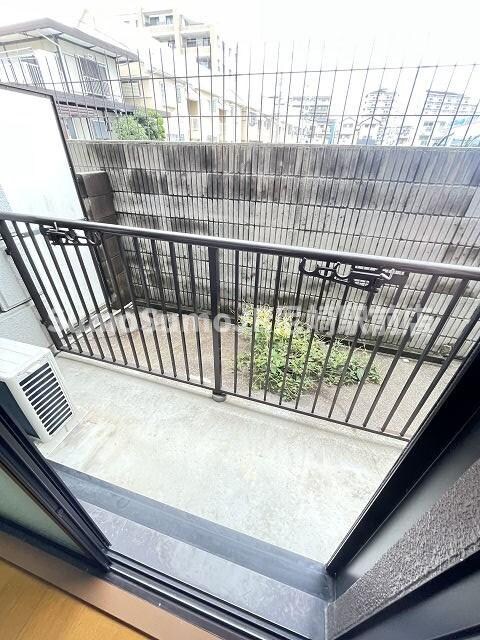 物件内観写真10　(開放的で明るい空間を演出してくれるバルコニーです)