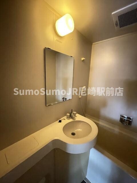 物件内観写真11　(明るい洗面所です)