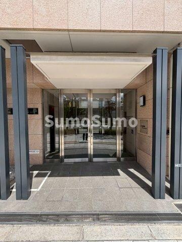 物件外観写真2　(ゆとりのあるエントランスです)