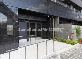 物件外観写真3　(落ち着いたエントランスです)