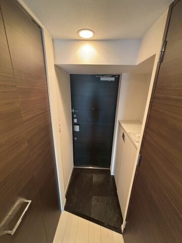 物件内観写真4　(明るい玄関です)