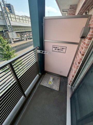 物件内観写真9　(開放的で明るい空間を演出してくれるバルコニーです)