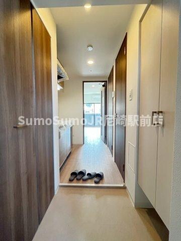 物件内観写真2　(明るい玄関です)