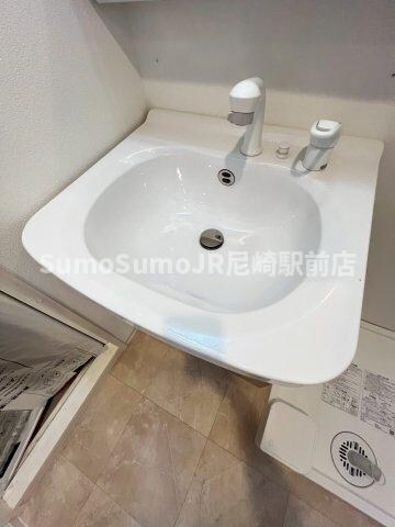 物件内観写真17　(明るい洗面所です)