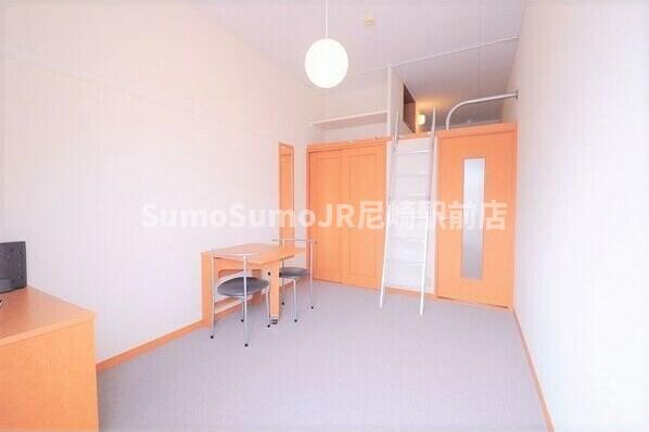 物件内観写真2　(ゆったりとしたリビングです)