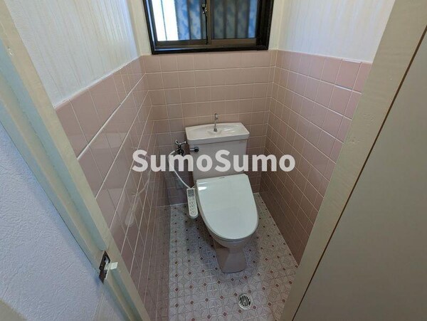 トイレ(落ち着いた色調のトイレです)