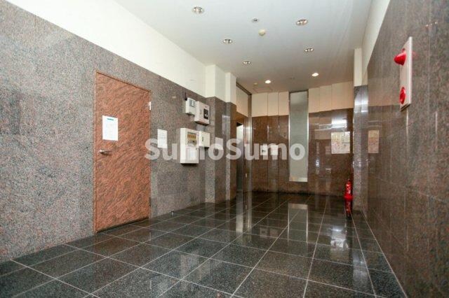 物件外観写真3　(ゆとりのあるエントランスです)