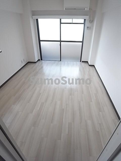 物件内観写真5　(ゆったりとした居間です)