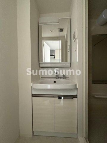 物件内観写真11　(ゆったりとスペースのある洗面所)