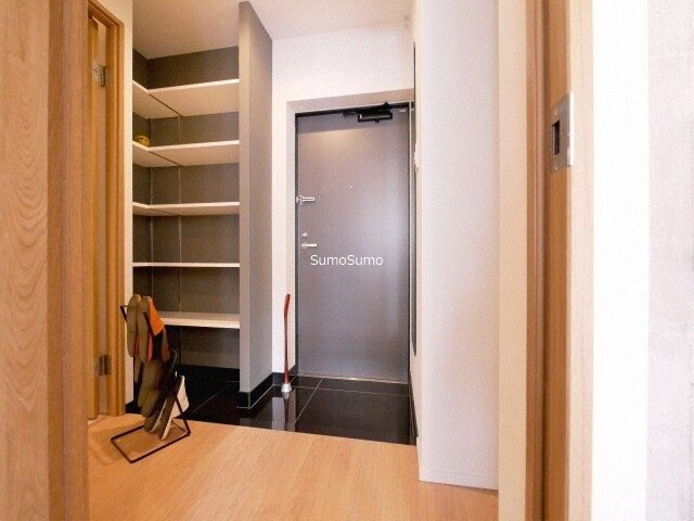 物件内観写真4　(明るい玄関です)