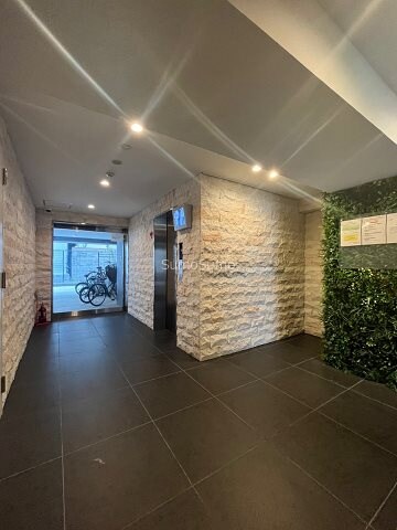 物件外観写真3　(落ち着いたロビーです)