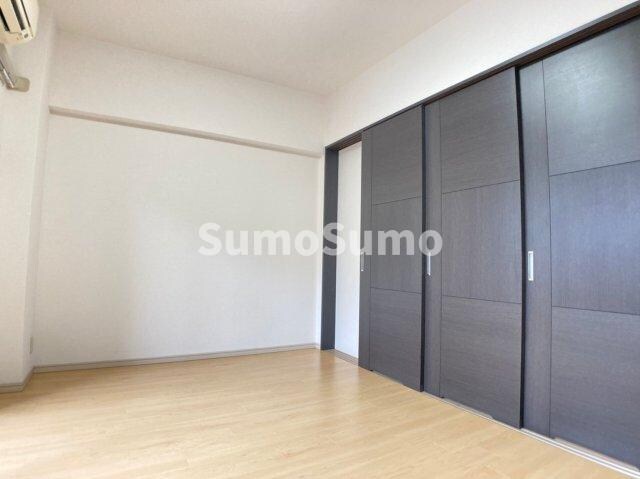 物件内観写真8　(広くて明るい寝室)