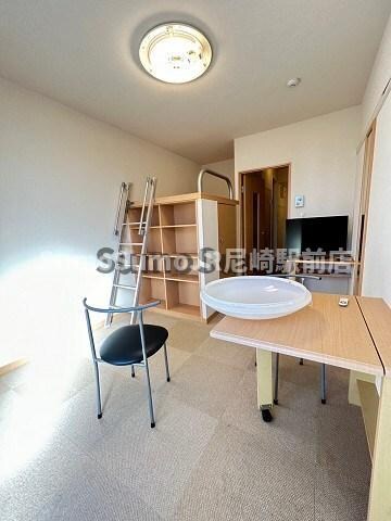 物件内観写真4　(おしゃれな居間です)