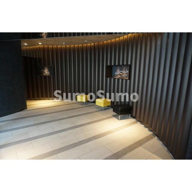 物件外観写真2　(清潔なエントランスです)