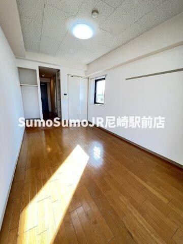 物件内観写真10　(開放的な寝室です)